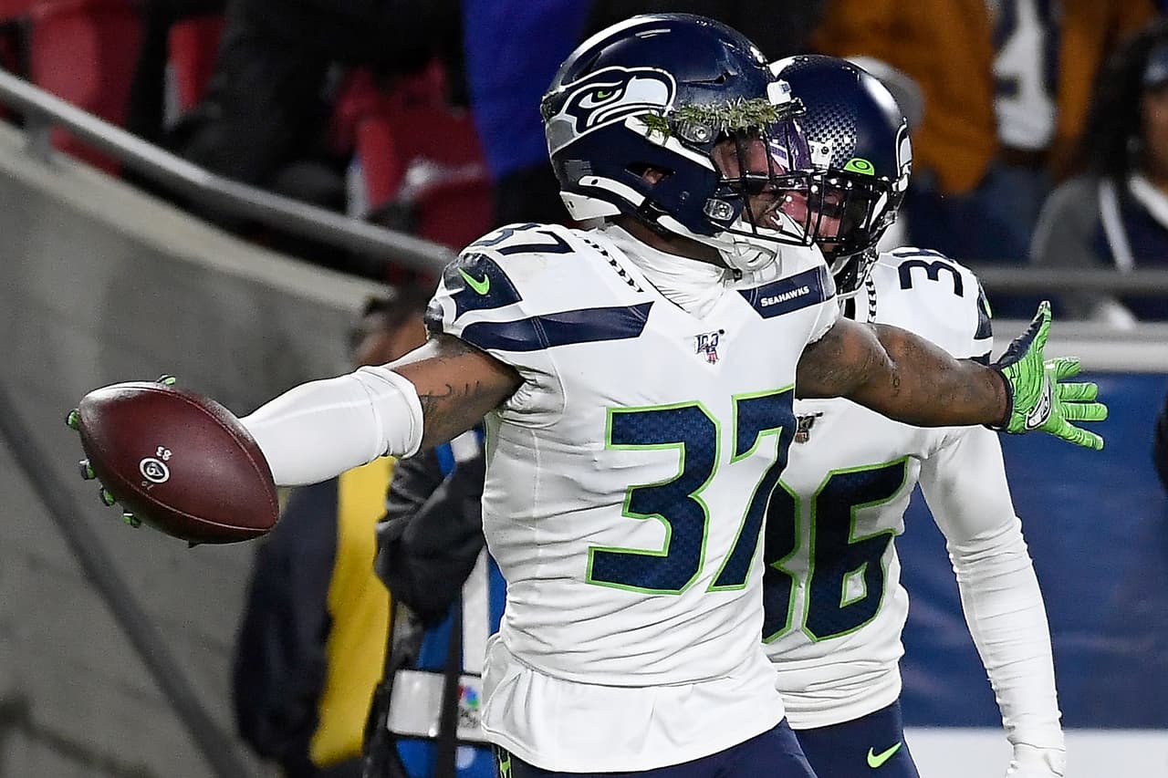 La derrota de los Seahawks del domingo les costó el segundo puesto del ranking. La ofensiva fluye y funciona bien, sin embargo la defensa tuvo dificultades dejando pasar cuatro drives de touchdowns, lo que forzó a los Seahawks pasar. Wilson sufrió cinco sacks y lo golpearon en 11 ocasiones. Su récord es de 10-3.