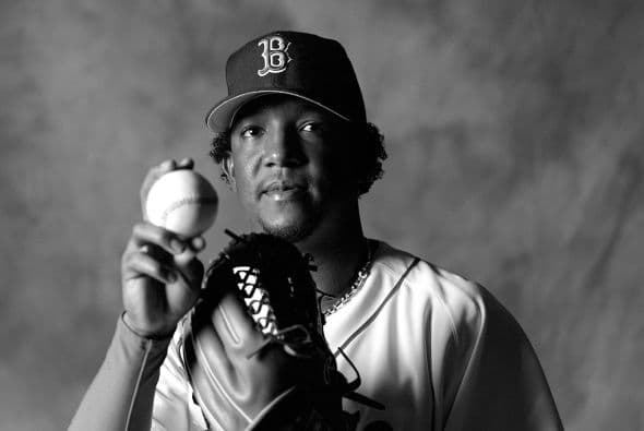 Un paseo por la brillante carrera del lanzador quien se convierte junto a Juan Marichal en los únicos dominicanos en el Salón de la Fama del béisbol. Pedro Jaime Martínez nació el 25 de octubre de 1971 en Santo Domingo Oeste.