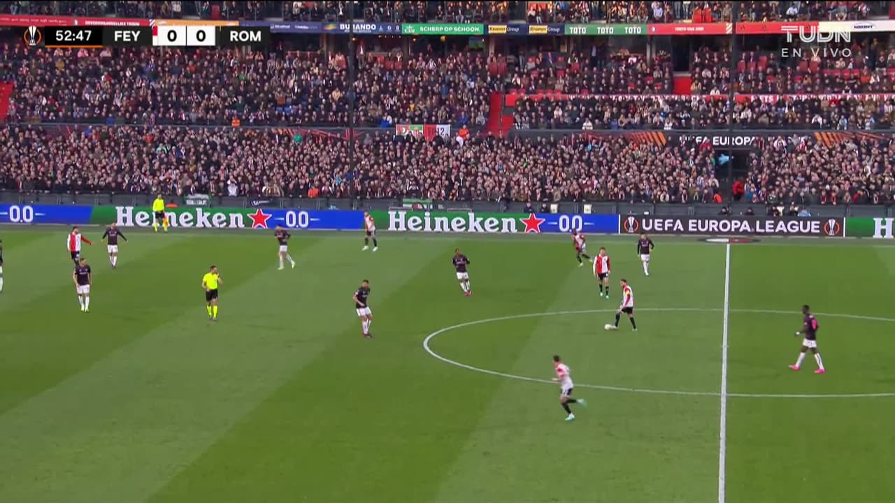 ¡GOL!  anota para Feyenoord. Mats Wieffer