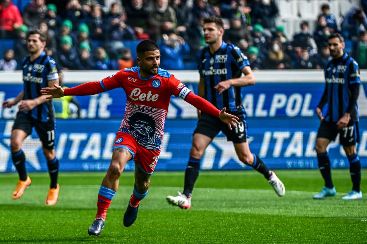 Napoli venció al Atalanta con goles de Lorenzo Insigne, Matteo Politano, Eljif Elmas, quien anotó tras recibir el balón de Hirving Lozano.