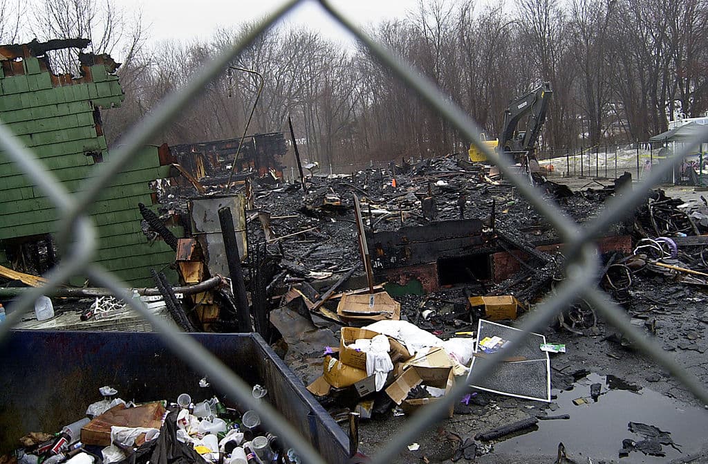 La banda de rock Great White estaba tocando en un set en el club nocturno 'The Station' en West Warwick, Rhode Island, cuando su manager de gira encendió fuegos artificiales, que prendieron fuego a la espuma insonorizante del escenario.