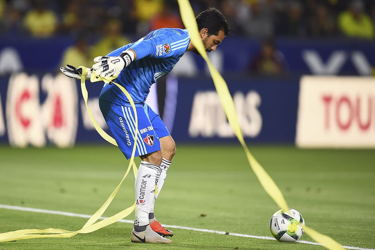 Los fanáticos interrumpieron el juego en alguna ocasión gracias a su fiesta que se trasladó de las tribunas al terreno de juego.