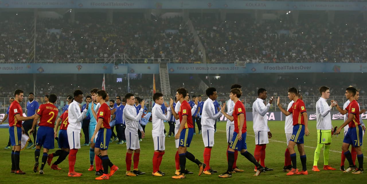 Saludo protocolario entre los equipos para darle inicio a las acciones en territorio indio.