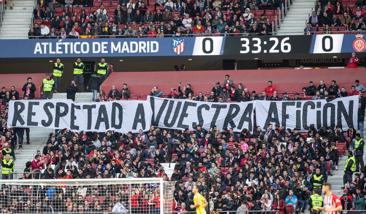 En el fondo sur del estadio, donde se ubican los Ultras del Frente Atlético, hubo protesta por la derrota en Turín. Entraron 12 minutos después y no cantaron en todo el primer tiempo.