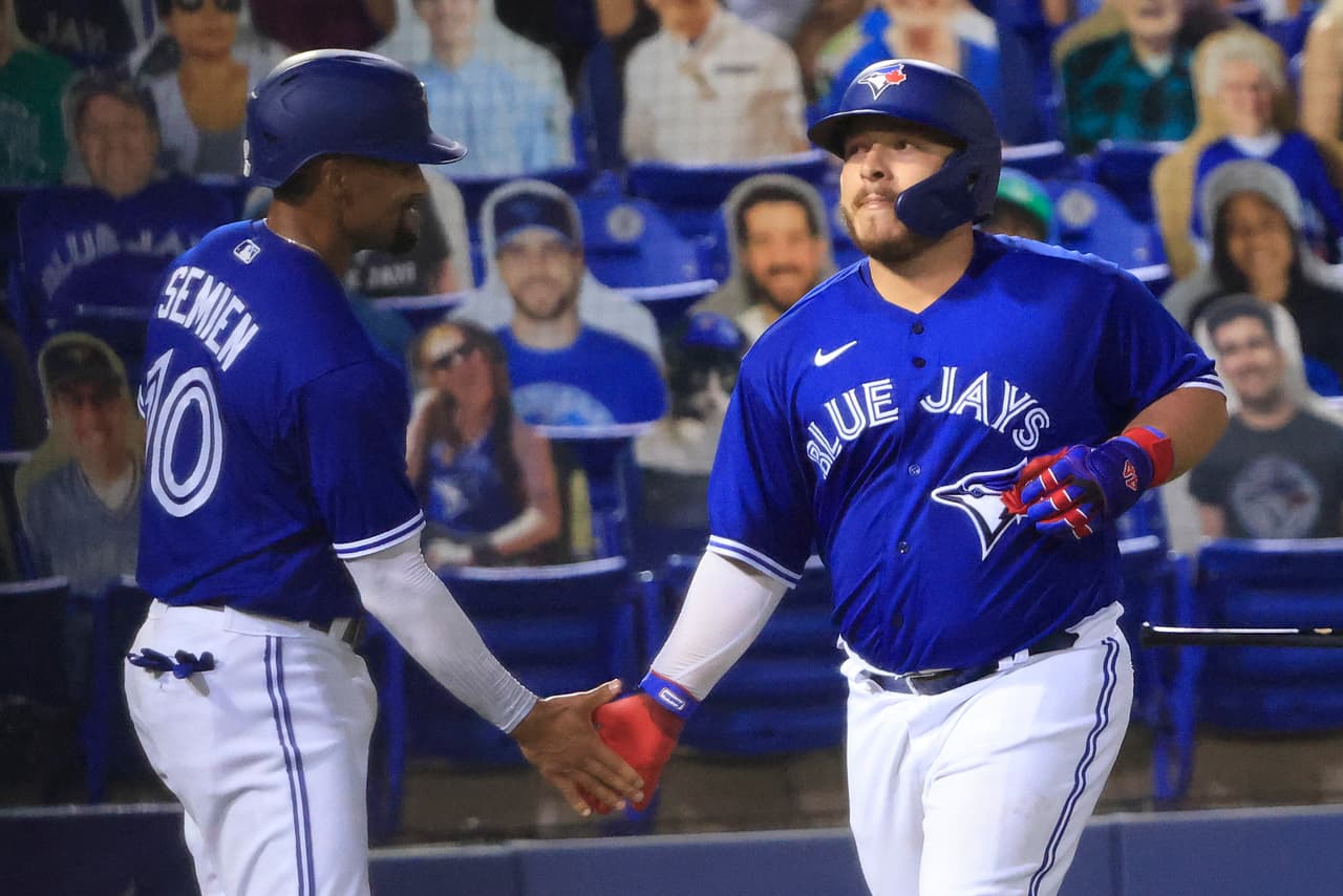 Alejandro Kirk iguala marca en Grandes Ligas con 2 home runs