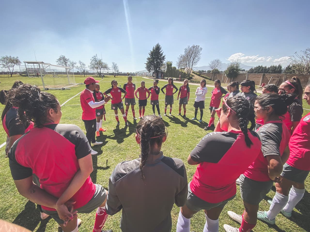 DT de Toluca Femenil fuera indefinidamente por problemas de salud