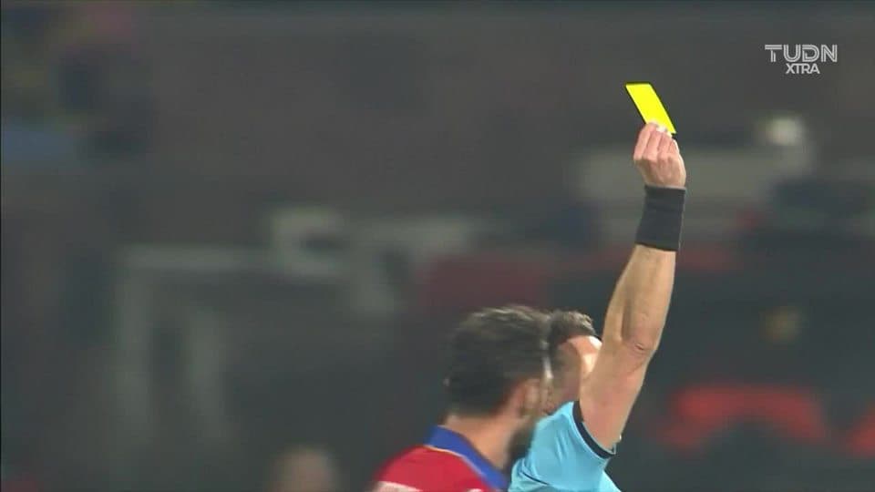 Tarjeta amarilla. El árbitro amonesta a Petros Mantalos de Greece