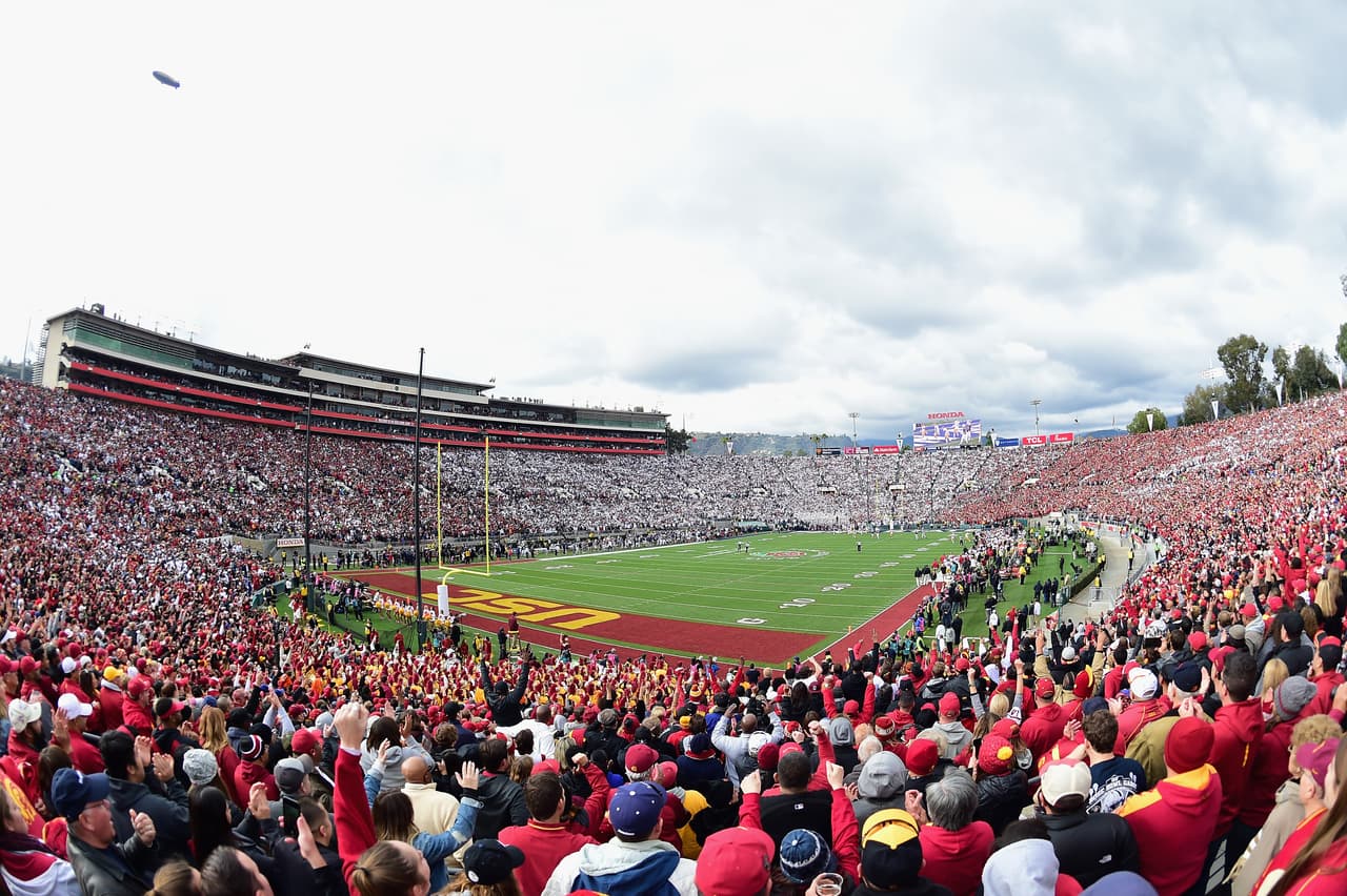 El estadio con más sabor del fútbol americano colegial estadounidense, el Rose Bowl, es el de mayor aforo de las sedes propuestas (92,000) y es la casa de los Bruins de UCLA. Fue mundialista en 1994.