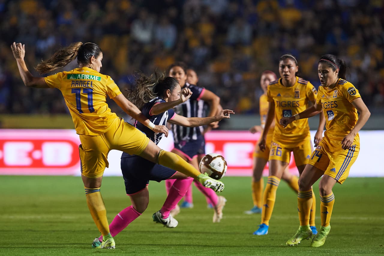 Con goles de Belén Cruz por parte de Tigres y gol de Ania Mejía para Monterrey, las regias empatan en el volcán, en la ida de la final de la Liga MX Femenil.