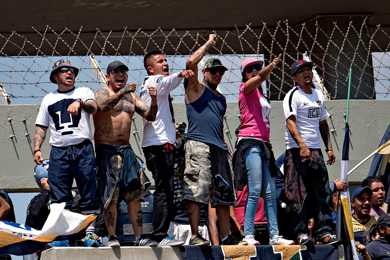 Action photo during the match Pumas UNAM vs America, Corresponding 11st round of tournament Clausura 2017 of the League BBVA Bancomer MX, at Olympic Universitary Stadium. Foto de accion durante el partido Pumas UNAM vs America, Correspondiente a la Jornada 11 del Torneo Clausura 2017 de la Liga BBVA Bancomer MX, en el Estadio Olimpico Universitario, en la foto: Fans 19/03/2017/MEXSPORT/Osvaldo Aguilar.
