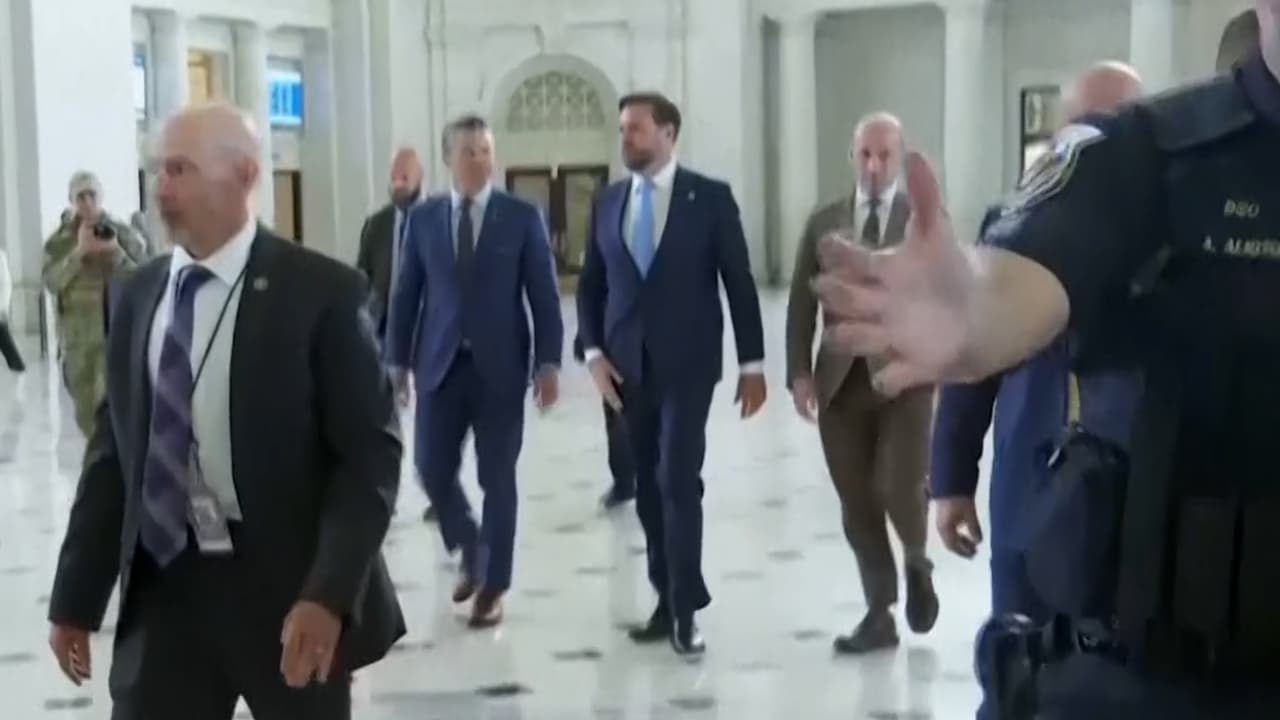 Encaran al vicepresidente Vance y otros funcionarios durante su visita a la Guardia Nacional