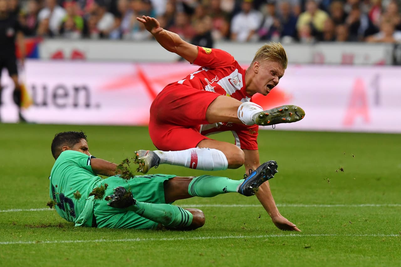 Raphael Varane partió como central por derecha en la línea de tres y se vio sólido ante Haland, una de las sensaciones del pasado Mundial Sub-20 por sus 7 goles ante Honduras.