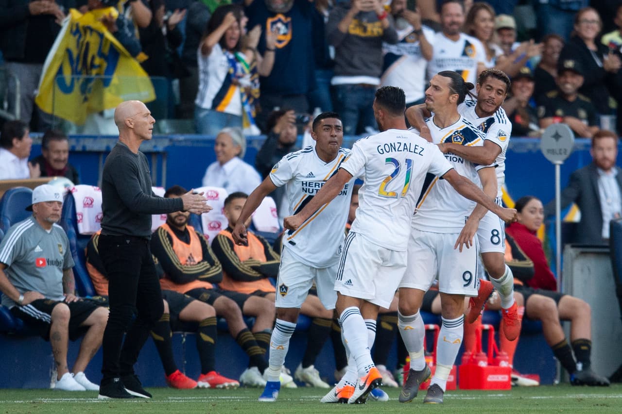 Bob Bradley molesto por la absolución de Zlatan: “Sabía exactamente lo que estaba haciendo”