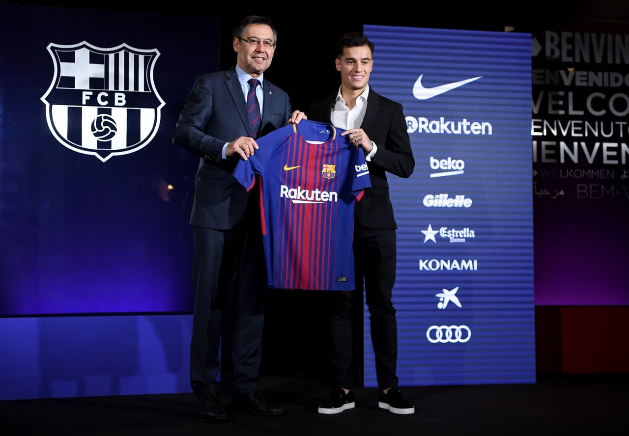 En un acto que ha tenido lugar en el antepalco del Camp Nou, Coutinho y el presidente del Barcelona, Josep Maria Bartomeu, firmaron sendos contratos.