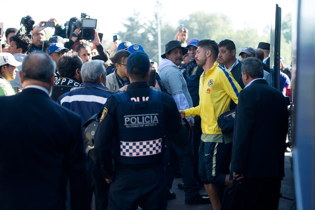 Los jugadores de la visita salían bajo la custodia de la policía y los periodistas.