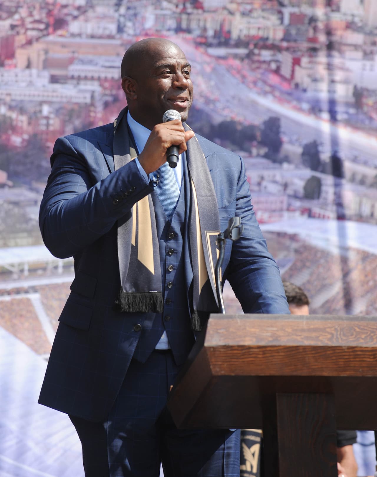 Magic Johnson, quien es también dueño de los Dodgers de la MLB y de varios establecimientos en Los Ángeles, saluda a la afición de LAFC.