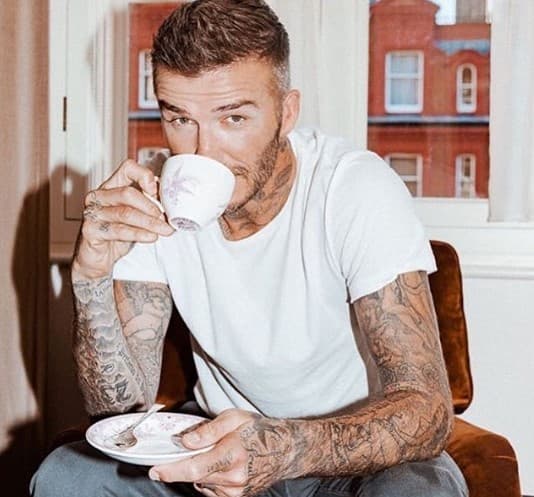 Destacan el Cristo en su costado derecho, el ángel en su brazo, el nombre de su pareja en la mano derecha y el ángel en su espalda con los nombres de sus hijos.