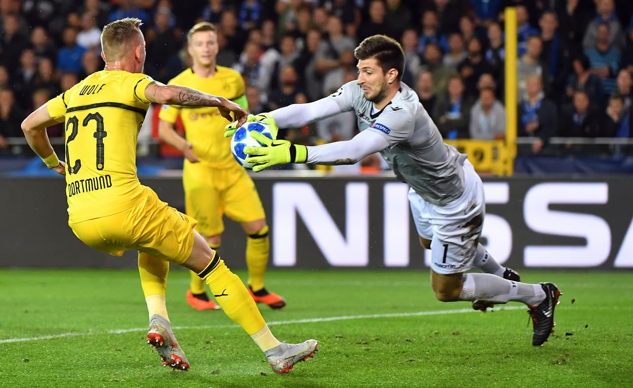 Las primeras aproximaciones eran del Dortmund, pero se encontraban a un Karlo Letica bien parado bajo los tres palos.