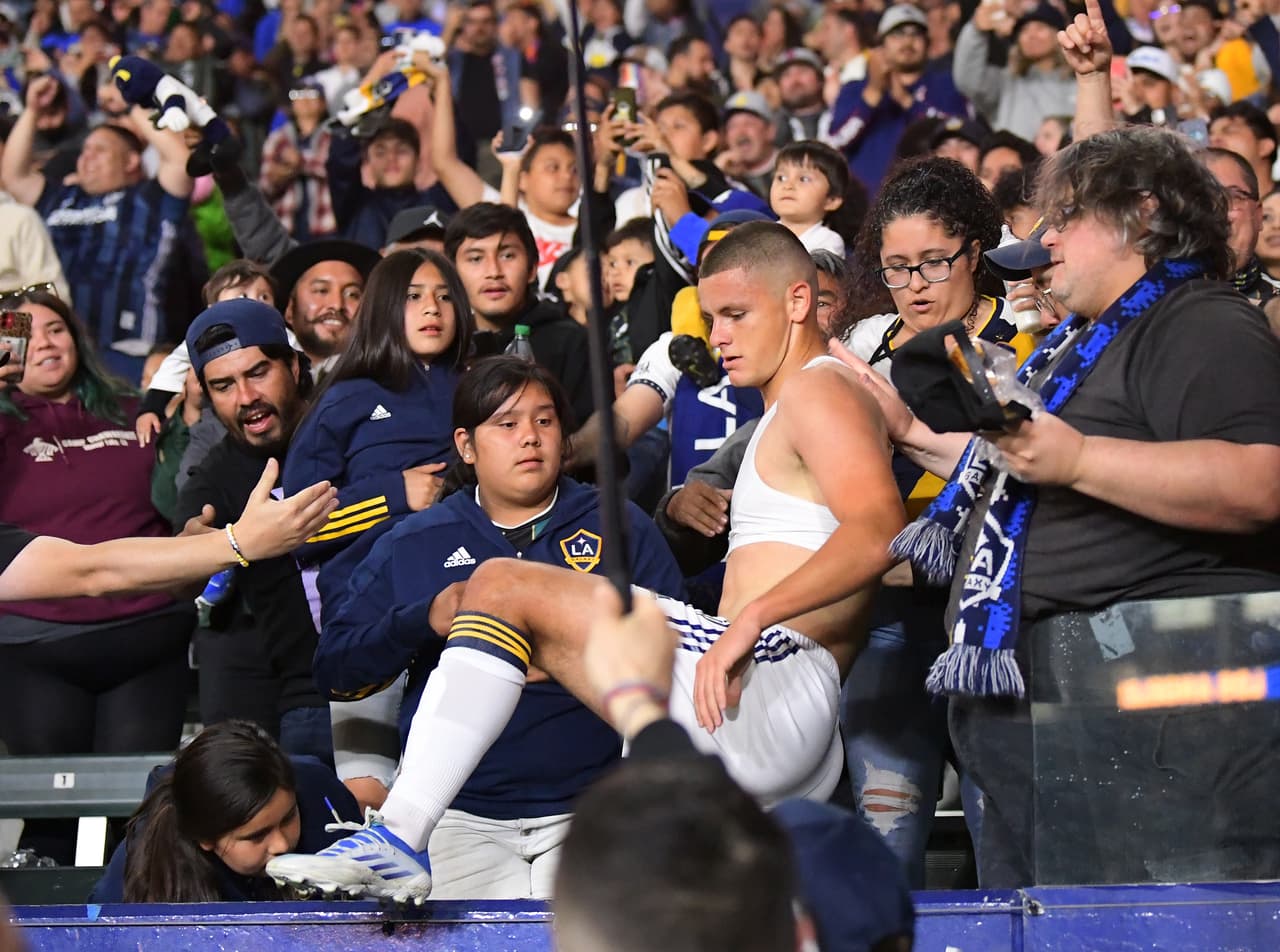 El club angelino tuvo una agónica victoria por 1-0 ante Nashville SC gol un tanto del serbio Dejan Joveljic, quien se trepó a la tribuna para celebrarlo.
<br>