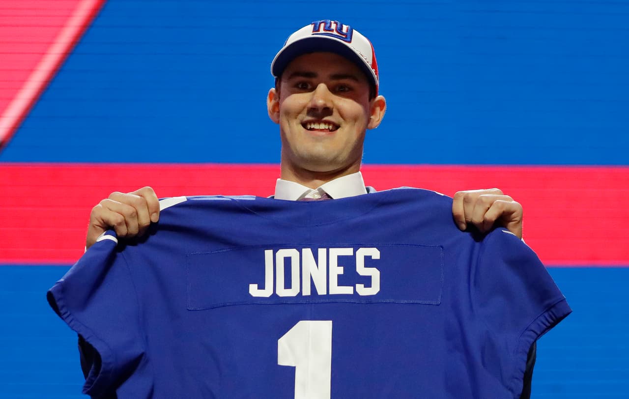 <b>6) Daniel Jones (Duke)</b>. El quarterback procedente de los Blue Devils posa con el jersey de su nuevo equipo, los New York Giants, quienes lo toman en la sexta posición del Draft.