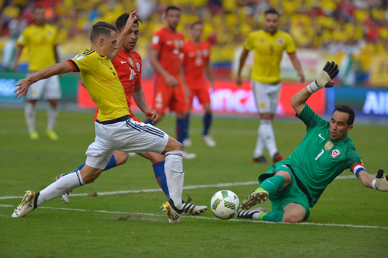 Colombia's defender Santiago Arias (L) and Chile's goalkeeper Claudio Bravo vie for the ball during their 2018 FIFA World Cup qualifiers football match in Barranquilla, Colombia, on November 10, 2016. / AFP / LUIS ROBAYO (Photo credit should read LUIS ROBAYO/AFP/Getty Images)
