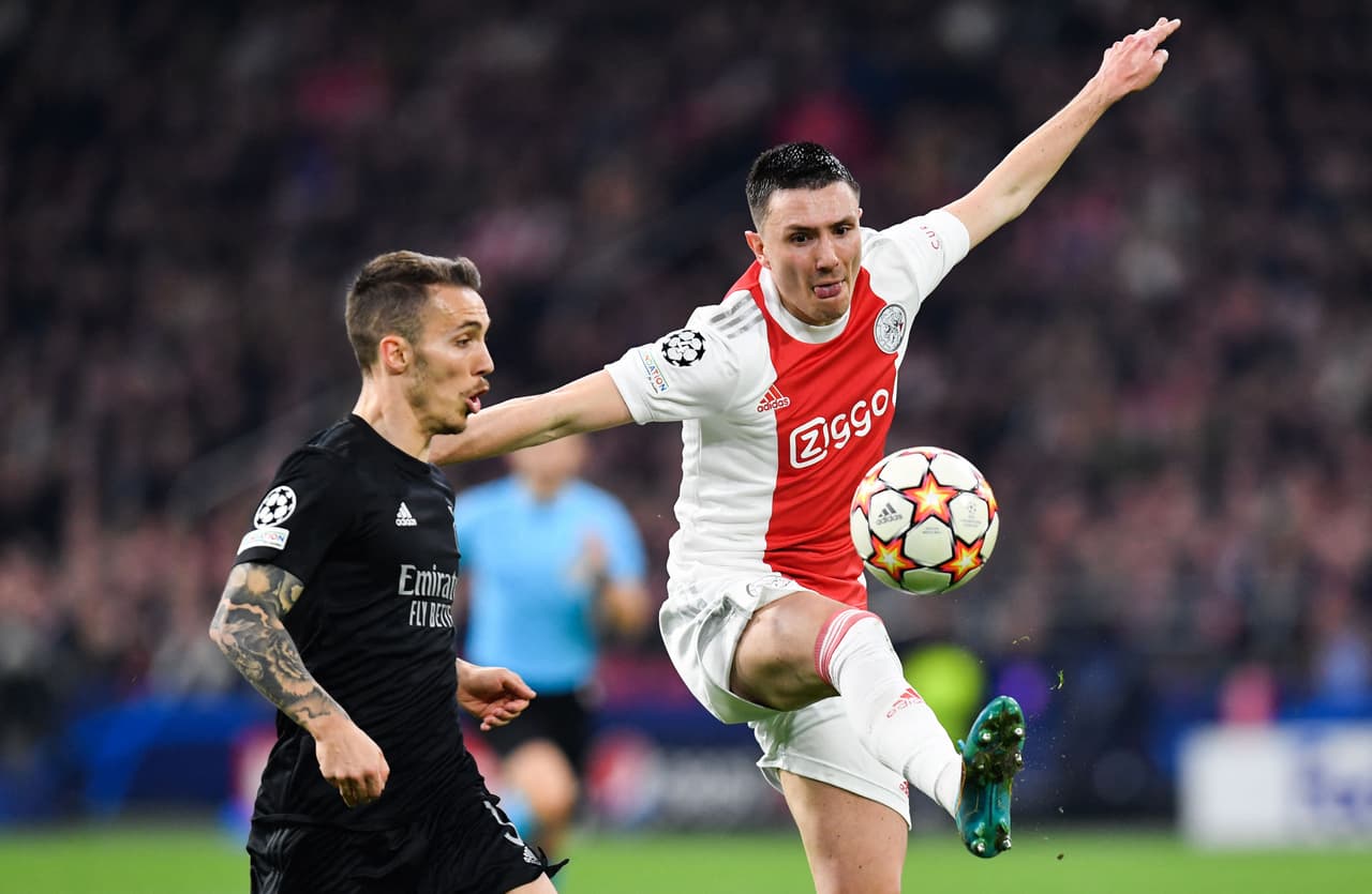 Sin embargo existieron muchas fallas del cuadro holandés frente al arco que defiende el guardameta griego Odisseas Vlachodimos.