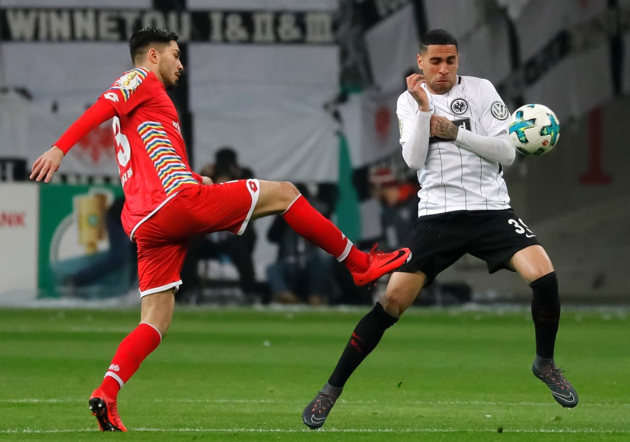 En los primeros minutos, el Frankfurt aguantaba un poco lo que podía hacer el Mainz, que también llegaba a este juego con una derrota por 2-0 ante el Bayern Munich.