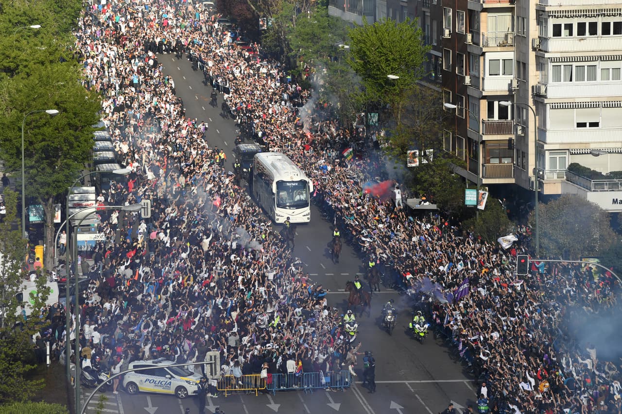 Los fanáticos de Real Madrid inundaron las calles en el camino del equipo al estadio Santiago Bernabéu previo al partido contra Bayern Municha en la vuelta de semifinales de la Champions League.