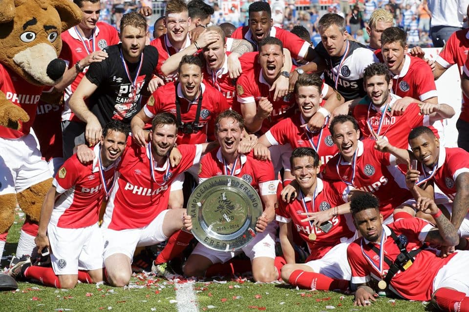 <b>PSV</b>
<br>El Philips Sport Vereniging pertenece a la compañía alemana Phillips, dedicada a la tecnología y asistencia sanitaria con presencia a nivel mundial. El club se fundó en 1913, 20 años después del origen de la empresa, con el objetivo de tener un equipo para los empleados.