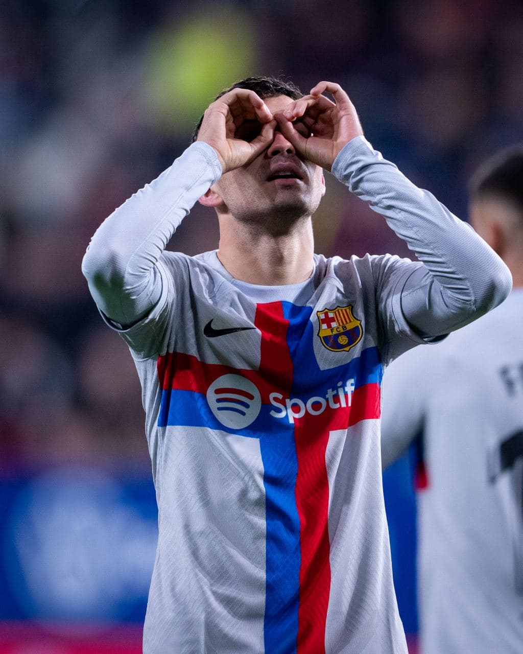 El Barcelona venció 1-2 al Osasuna en El Sadar durante la Jornada 14 de LaLiga de España en un partido que tuvo las expulsiónes de Lewandowski y de Piqué y los goles de Pedri y Rapinha; por los locales marcó David García