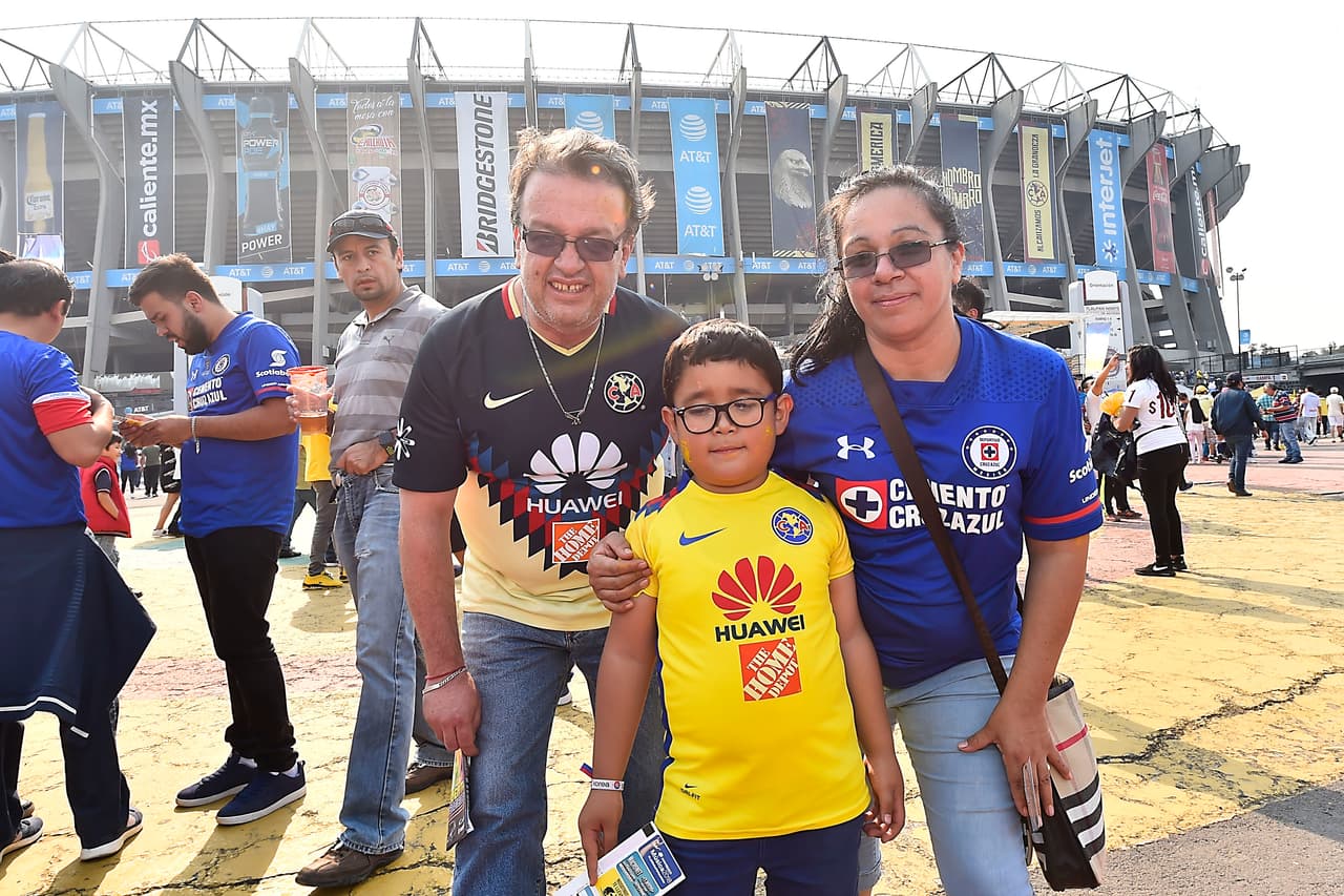 Los fanáticos se preparan para vivir el Clásico Joven entre América y Cruz Azul en el Estadio Azteca por la Jornada 14 del Clausura 2019.