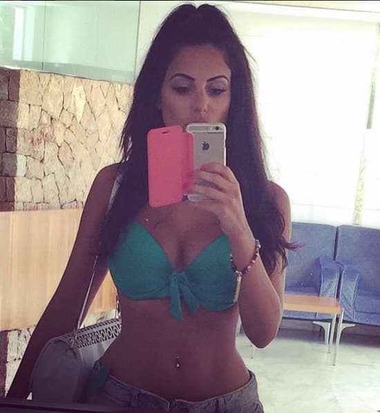 La modelo británica es una de las mujeres más cotizadas por los fotógrafos debido a su cuerpo escultural, se ha declarado fan del equipo de Mourinho y espera que se recupere y vuelva a ser campeón.