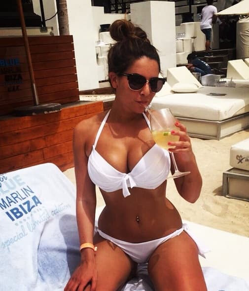 La modelo británica es una de las mujeres más cotizadas por los fotógrafos debido a su cuerpo escultural, se ha declarado fan del equipo de Mourinho y espera que se recupere y vuelva a ser campeón.