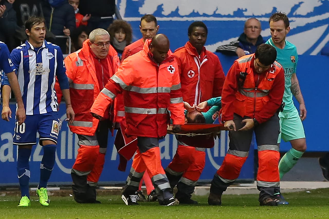 El lateral de Barcelona Aleix Vidal sufrió una luxación del tobillo derecho tras un choque con Theo Hernández cuando el jugador estaba en partido contra Alavés.