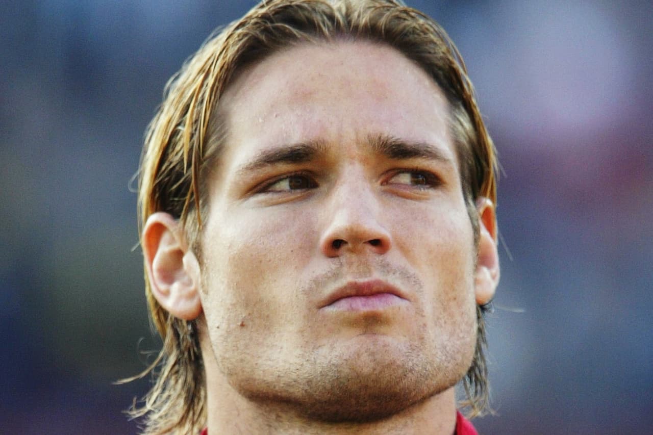 Miklós Fehér. El futbolista húngaro que jugaba para Benfica, falleció a los 24 años el 25 de enero de 2004. Durante un partido ante el Vitoria sufrió una miocardiopatía hipertrófica.