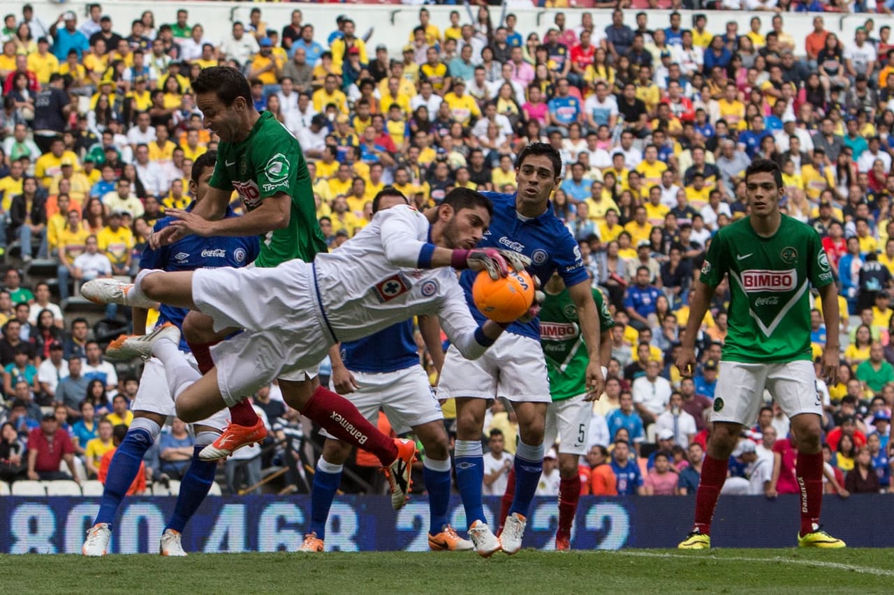 El arquero Jesús Corona, aún en el equipo, fue uno de los ejes de esa nómina que soñó con romper la racha sin títulos en la Liga MX.