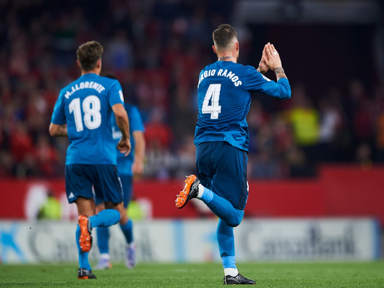 Festejo respetuoso del capitán merengue que puso el partido 3-2, un marcador engañoso por cómo domino el Sevilla.