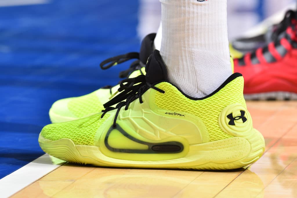 Sus tenis se veían desde la última fila del Wells Fargo Center en la ciudad de Filadelfia, vaya que si brilló Joel Embiid con los 76ers.