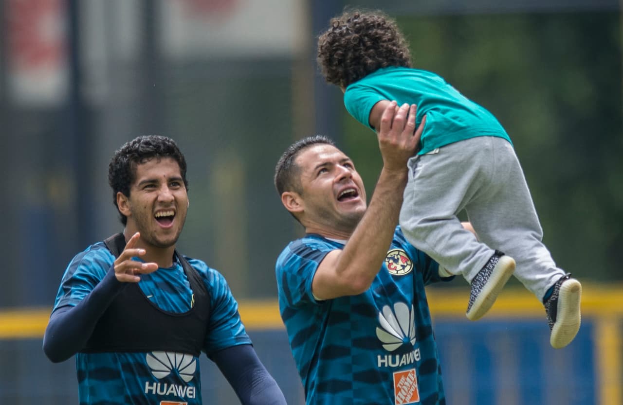 Aguilar, contagiado por la alegría goleadora tras sus dos tantos en Copa MX, se unió a los juegos.