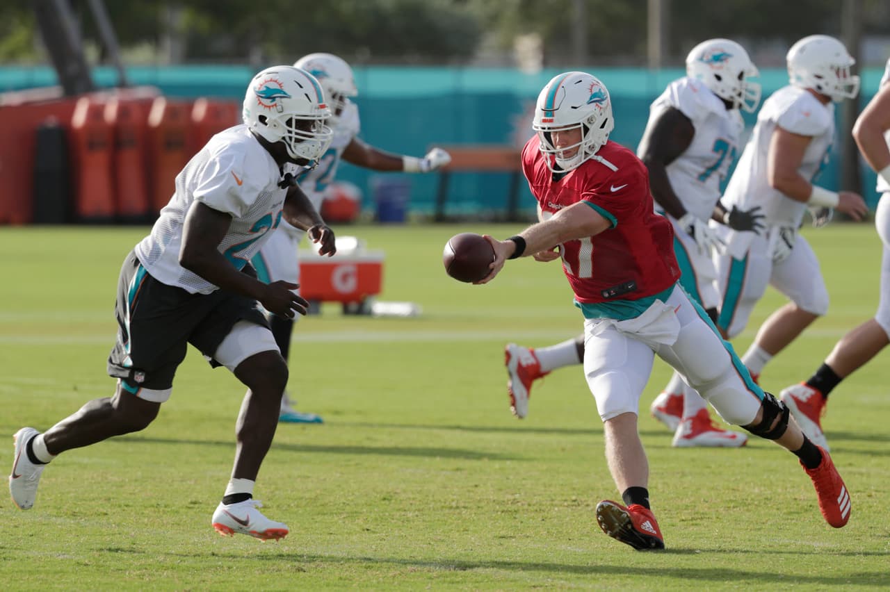 A la derecha Ryan Tannehill entregando el ovoide a su nuevo corredor Frank Gore. Los Delfines arrancan su pretemporada ante los Bucaneros de Tampa Bay el jueves 9 de agosto.