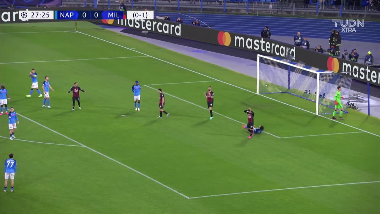 ¡TIRO ATAJADO! disparo por Olivier Giroud.