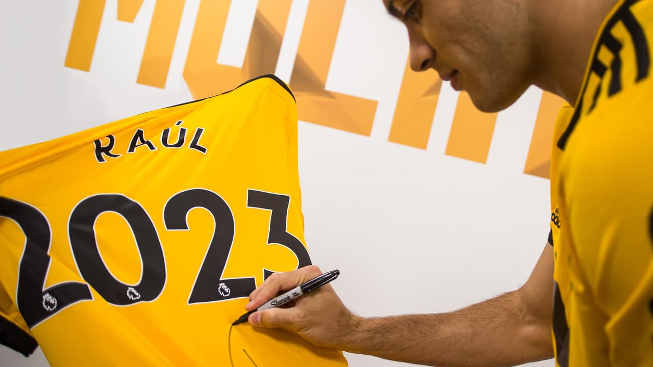 El nuevo contrato del delantero lo vincula con la escuadra inglesa hasta el año 2023.