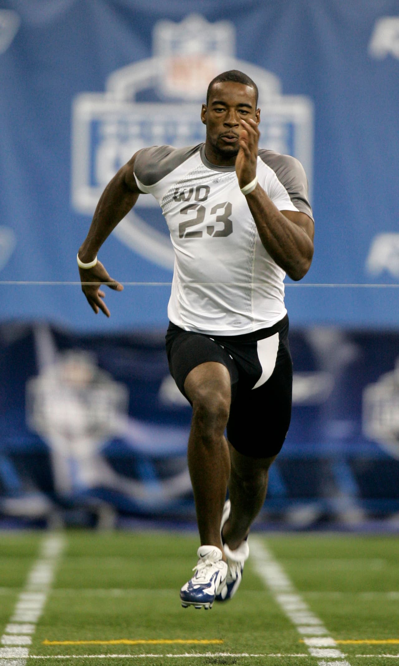 CALVIN JOHNSON. El famoso “Megatron” tuvo una actuación espectacular en el NFL Scouting Combine del año 2007 a pesar de que se presentó con supuesto peso alto. Tenía intención de graduarse en Georgia Tech, pero renunció a su último año universitario. Previo al Combine corría las 40 yardas en 4.33 segundos, tiempo equiparable al de cualquier velocista de 100 metros planos. Su desempeño valió ser la 2a. selección global del Draft para Detroit.
