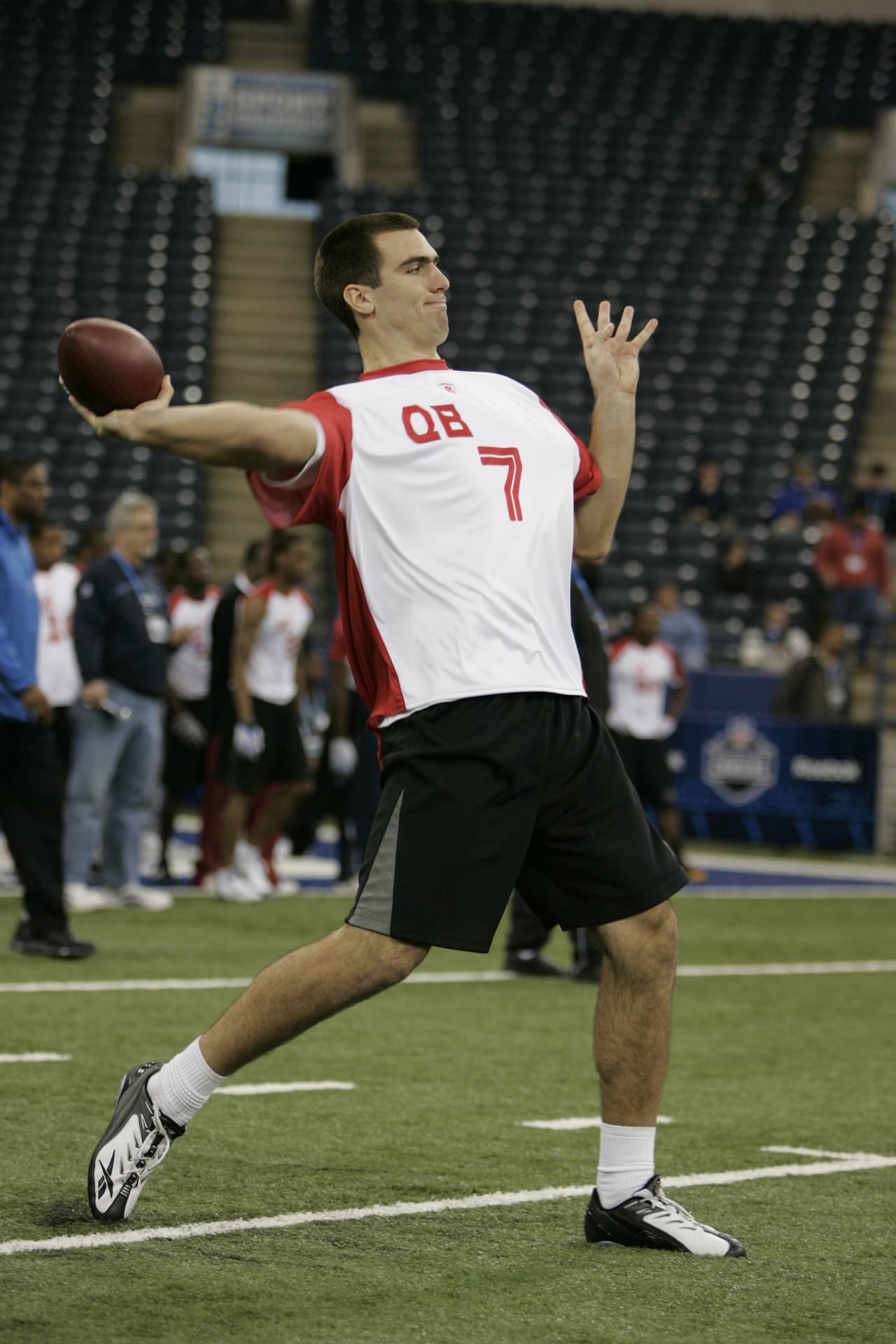 JOE FLACCO. Cuando egresó de la universidad de Delaware, institución perteneciente a la División I, tenía pocas esperanzas de llegar al Draft de la NFL, por lo que buscó jugar beisbol. Sin embargo, en la universidad lo animaron de intentarlo en el futbol americano. Tuvo excelente desempeño en el Senior Bowl y luego en el NFL Scouting Combine de 2008 donde puso en el “aire” pases de 74 yardas, la mayor distancia conseguida ese año.