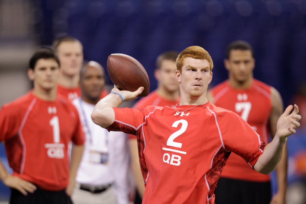 ANDY DALTON. Cumplió sus 4 años como universitario dentro de Texas Christian por lo que fue invitado al Draft NFL del año 2011. Si bien fue 2 veces All American, el mejor en su posición como colegial, los scouts profesionales no se impresionaron con sus números, por ejemplo, 4.82 segundos en las 40 yardas. Lo que llamó la atención de Cincinnati Bengals, equipo que lo seleccionó, fue su carácter y determinación para sobresalir.
