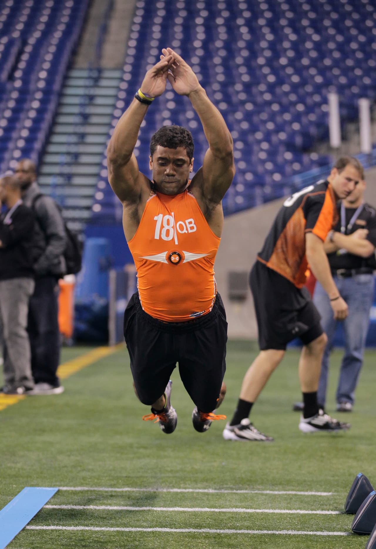 RUSSELL WILSON. Fue un ejemplo de preparación en su intento por llegar a la NFL. Entrenó en muchas instituciones juveniles como la Academia de Peyton Manning hasta la Academia IMG John Madden previo a asistir al NFL Combine del año 2012. Durante el Combine los scouts reportaron que si fuera más alto sería sin duda el número uno global del Draft, por esa razón fue seleccionado hasta la 3a. Ronda por Seattle, pero Seahawks no se arrepienten.