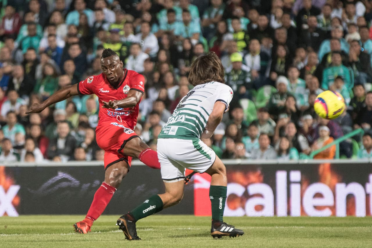 Con el empate, Quiñones fue el hombre más peligroso de los Lobos con este balón potente que se fue por encima del arco.