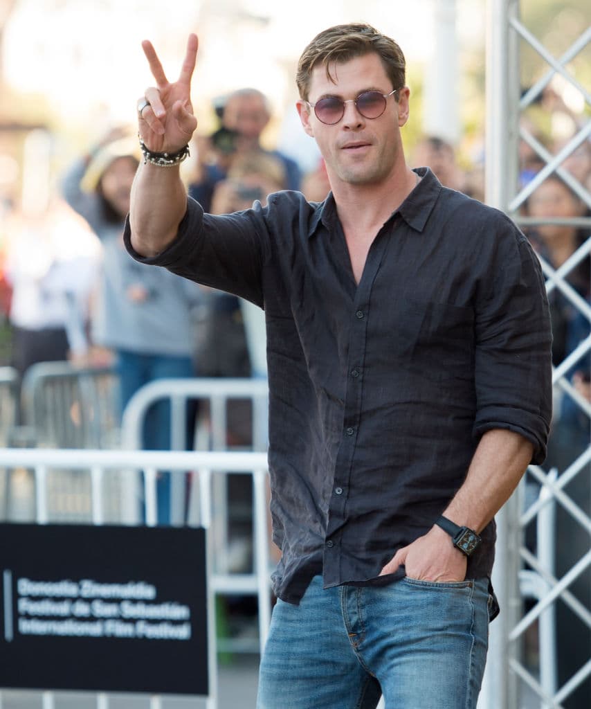 Mientras tanto, un par de técnicos en una planta industrial se están preparando para una operación desconocida. Están filmando a los jóvenes con cámaras ocultas y a través del diseño de la cabaña, el uso de sofisticados controles ambientales y la liberación de drogas en el aire, los técnicos manipulan el medio ambiente asemejándolo a un arquetipo de terror.
<br>