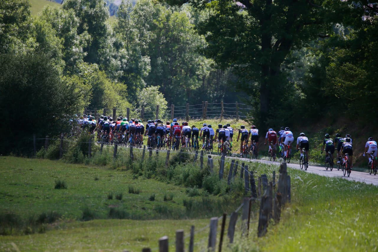 El verde reviste una competencia que vive los momentos mas intensos al final de la primera semana, cuando empieza la montaña.