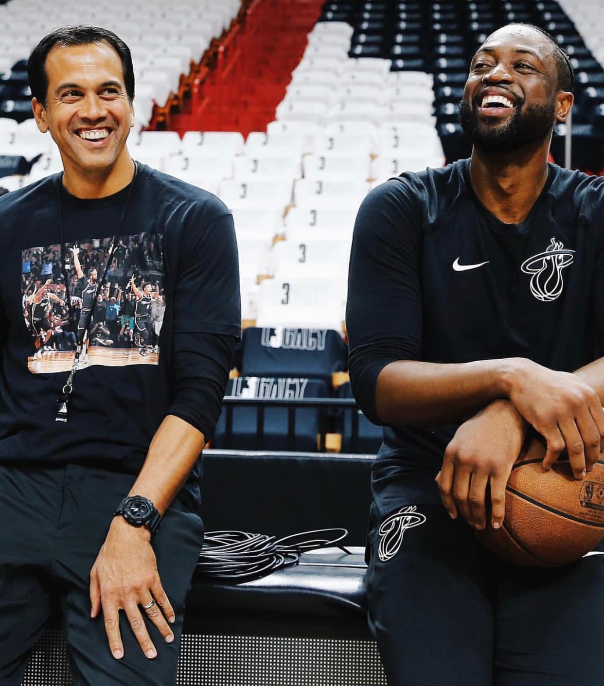Esta foto tomada horas antes del partido, se aprecia a un sonriente Wade al lado de su coach Erick Spoelstra en lo que será la última vez que en temporada regular D-Wade comparezca en este recinto, la triple A.